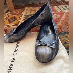 EUC Sz 39 Manolo Blahnik satin flats